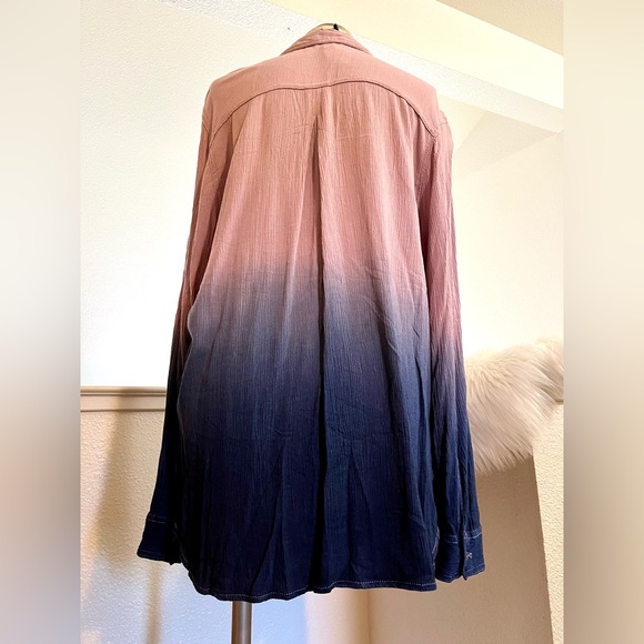 Like NEW!! XL Ombré Purple Blue Button Top - Picture 3 of 6